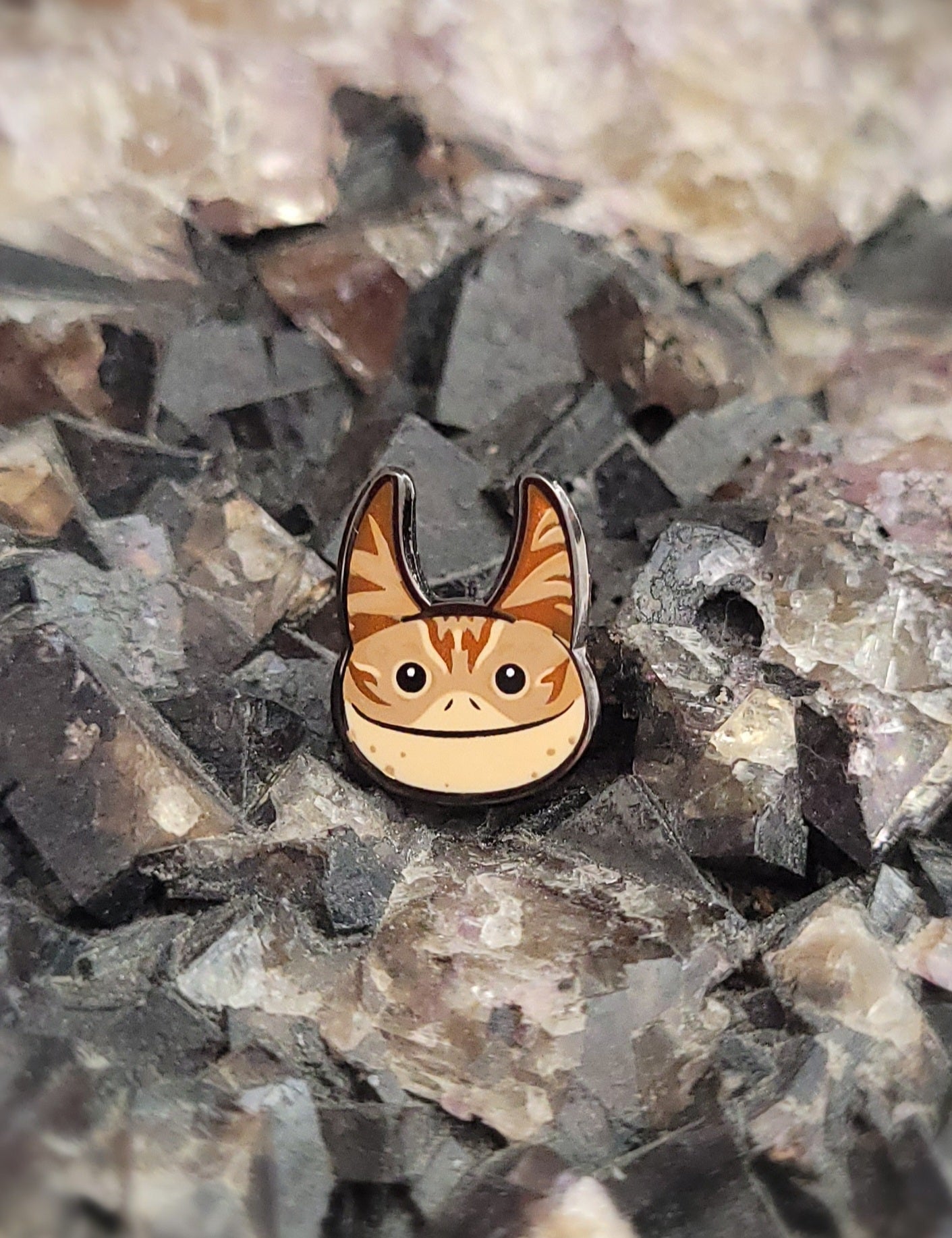 Mini Loth Cat Pin